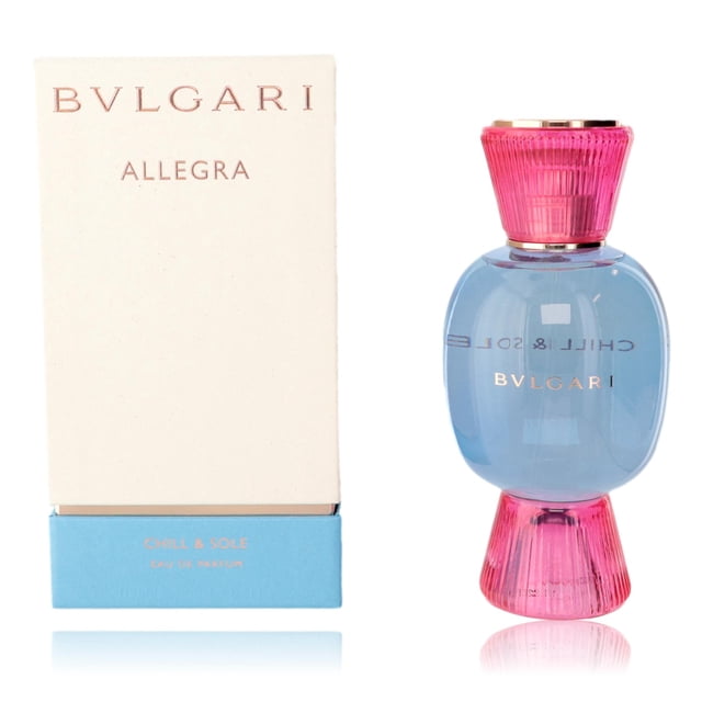 perfume bvlgari allegra chill & sole eau de parfum para mujer, 100 ml — botella ovalada de vidrio azul claro con BVLGARI en dorado y tapón y base rosados estriados; caja blanca con BVLGARI en la parte superior y franja azul en la base que indica Chill & Sole. Notas cítricos florales con esencia de limón italiano y neroli; suele usarse como regalo o para uso diario.