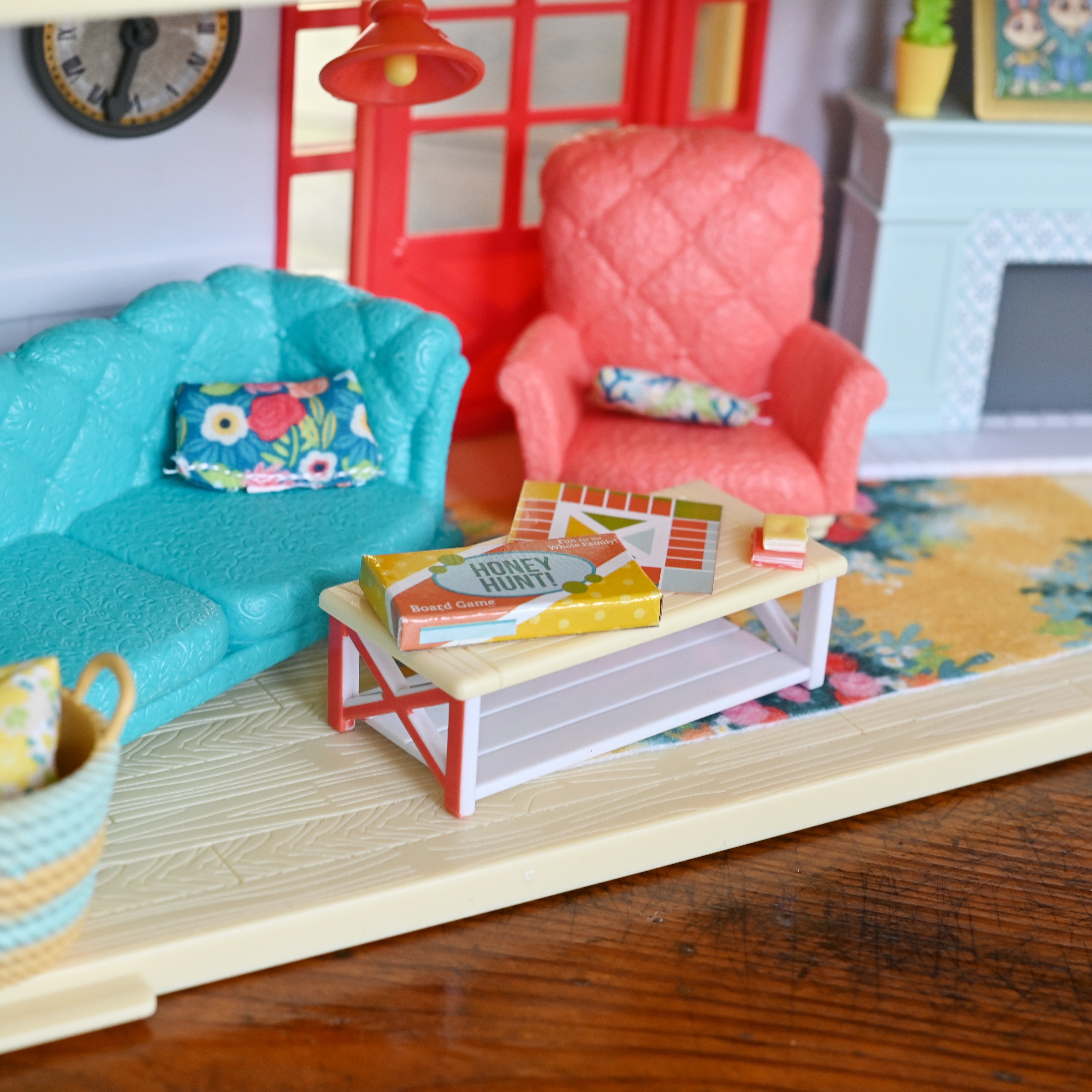Honey Bee Acres Cozy Living Room Décor – 28 Piece Dollhouse Furniture & Accessories - Miniature Playset with Couch, Chair, Fireplace & More - Kids 3+