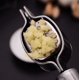 thumbnail image 4 of Prensa de ajo de acero inoxidable, prensa de ajo, dispositivo multifuncional para golpear ajo, dispositivo para pelar ajo, herramienta de cocina, 4 of 5
