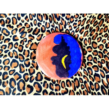 Black queen button pin