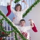 thumbnail image 5 of Guirnalda navideña de bayas rojas y hierba verde | Tiras festivas de ratán para árbol de Navidad, repisa de chimenea, centro de mesa | Decoración navideña para el hogar y el ambiente interior, 5 of 6