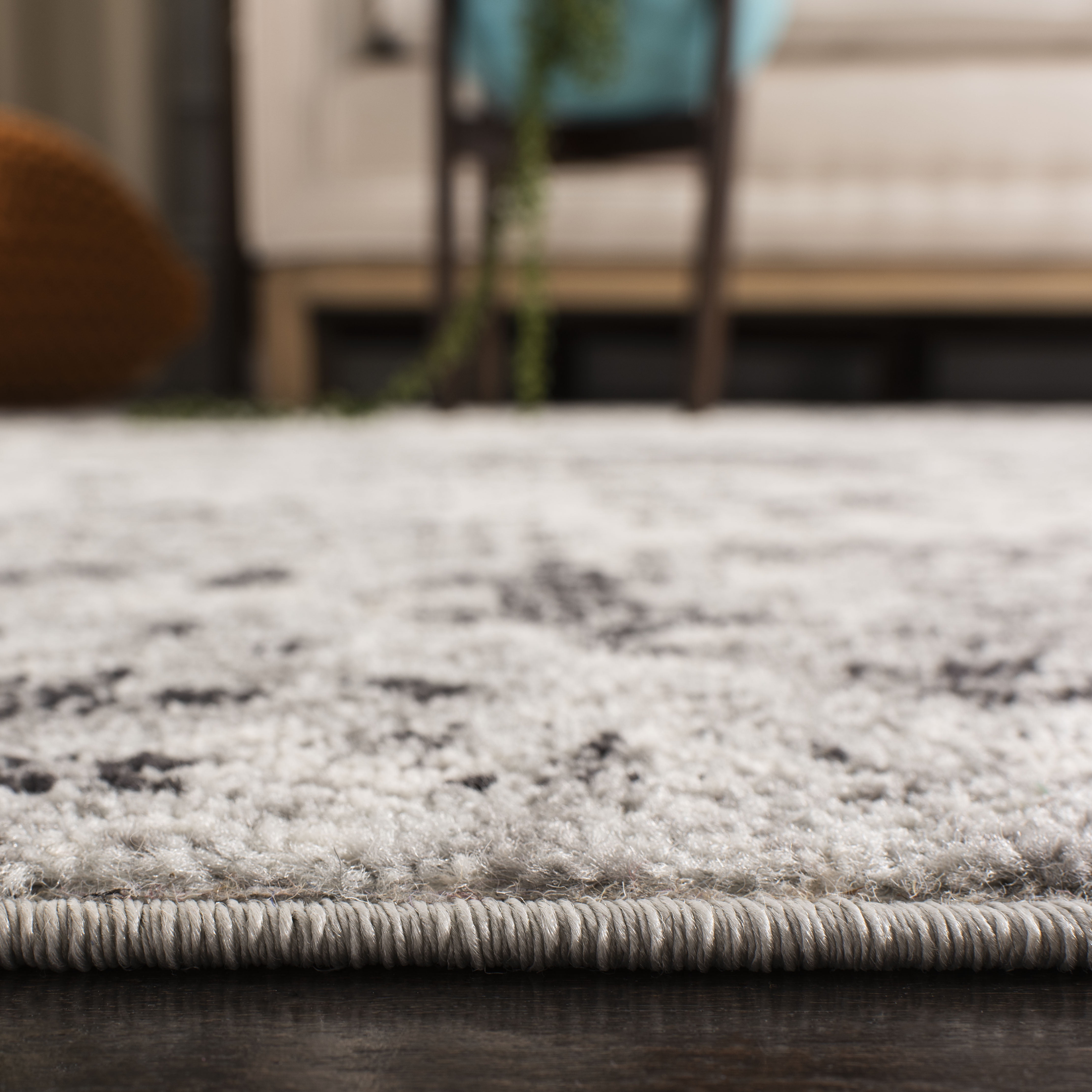 SAFAVIEH Madison Judith Distressed Runner Rug, Silver/Grey, 2'3" x 10' - Transitional Modern Design, Silver & Grey, Non-Shedding & Easy Cleaning, Ideal for Living Room, Bedroom, Dining Space, Entrywa