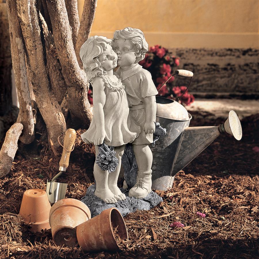 Design Toscano Young Sweethearts Kissing Children Outdoor Garden Statue