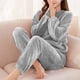 thumbnail image 4 of Conjunto de pijama de terciopelo grueso y cálido para mujer, de color liso y holgado, con pantalones de poliéster para invierno., 4 of 6