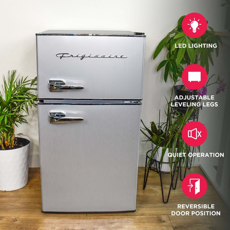 Frigidaire 3.1 Cu. Ft. Retro Refrigerator with Freezer, Platinum photo 2