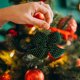 thumbnail image 5 of Adorno de lazo de terciopelo para árbol de Navidad | Decoración navideña de flocado verde | Tela suave, Clásico de bucle ancho, Ligero, Pequeño Mediano Grandes Tallas | Fácil de colgar, acabado, 5 of 6