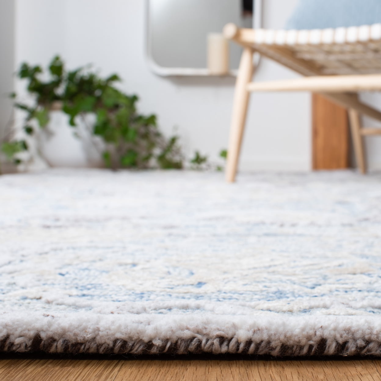 SAFAVIEH Glamour Quinten Floral Area Rug, Light Blue/Ivory, 4' x 6'