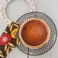 thumbnail image 3 of Protector ajustable Nordic Ware de metal para tartas de 20 a 25 cm, 3 of 3