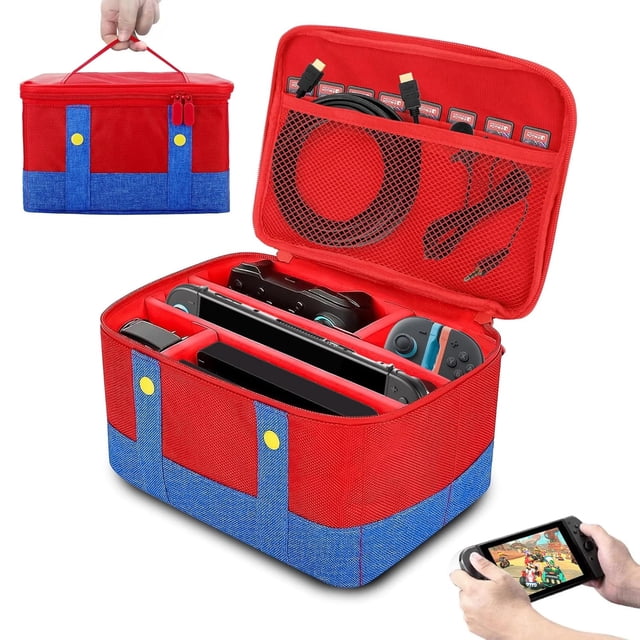 funda de transporte para nintendo switch 2 bolsa de viaje portátil y blanda con material oxford: 3/4 frontal de funda roja y azul abierta que muestra consola Nintendo Switch 2 colocada horizontal en compartimento acolchado con separadores ajustables, dos mandos Joy-Con en ranuras, bolsillo de malla en la tapa con ranuras para 8 tarjetas de juego, cables HDMI y auriculares; asas superiores reforzadas, cremallera doble, exterior de nailon resistente al agua con base amortiguadora e interior de felpa suave. También aparece una vista reducida de la funda colgando de la asa; adecuada para viajes y para organizar y transportar accesorios de juego.