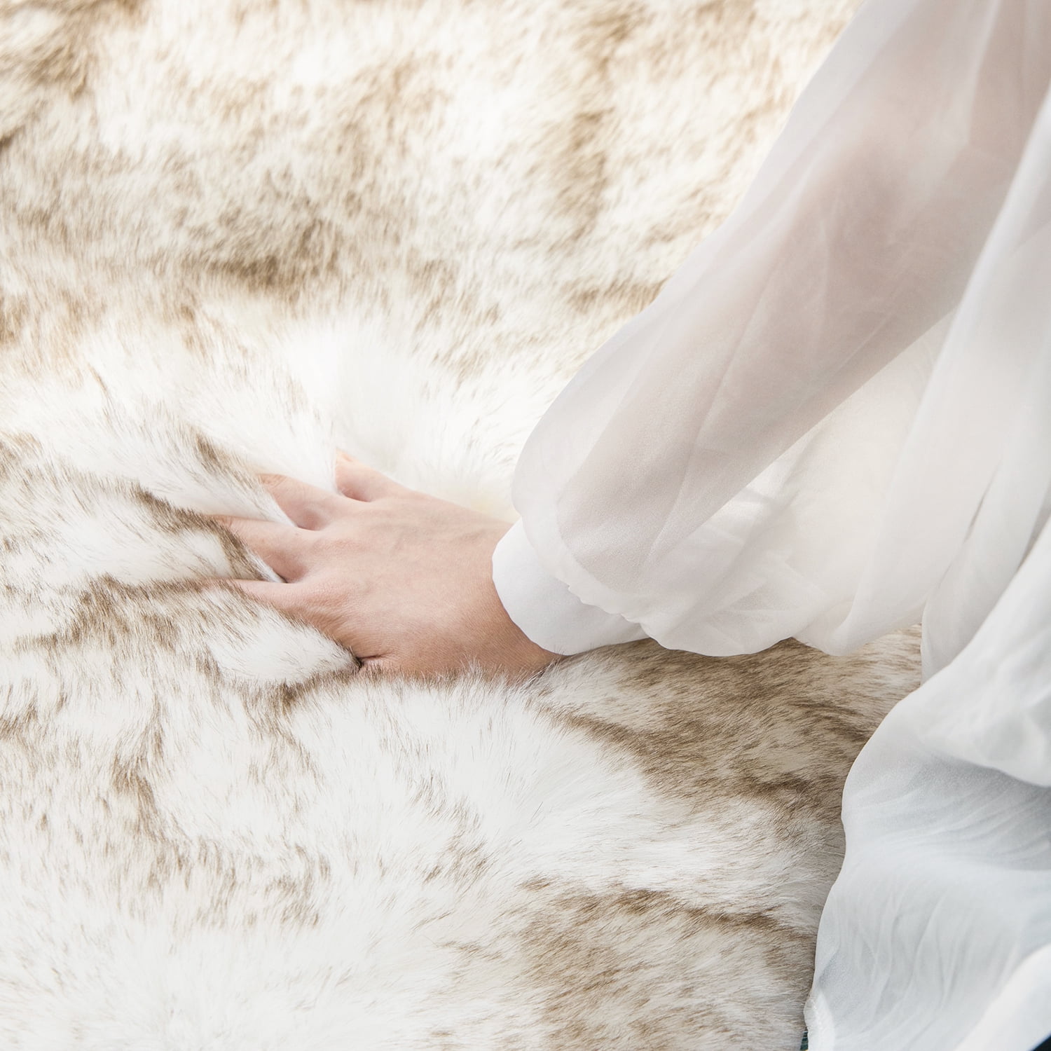 Phantoscope Ultra Soft Faux Fox Fur Series Decorative Indoor Area Rug 3x5 Feet Rectangle, White with Brown Tip, 1 Pack