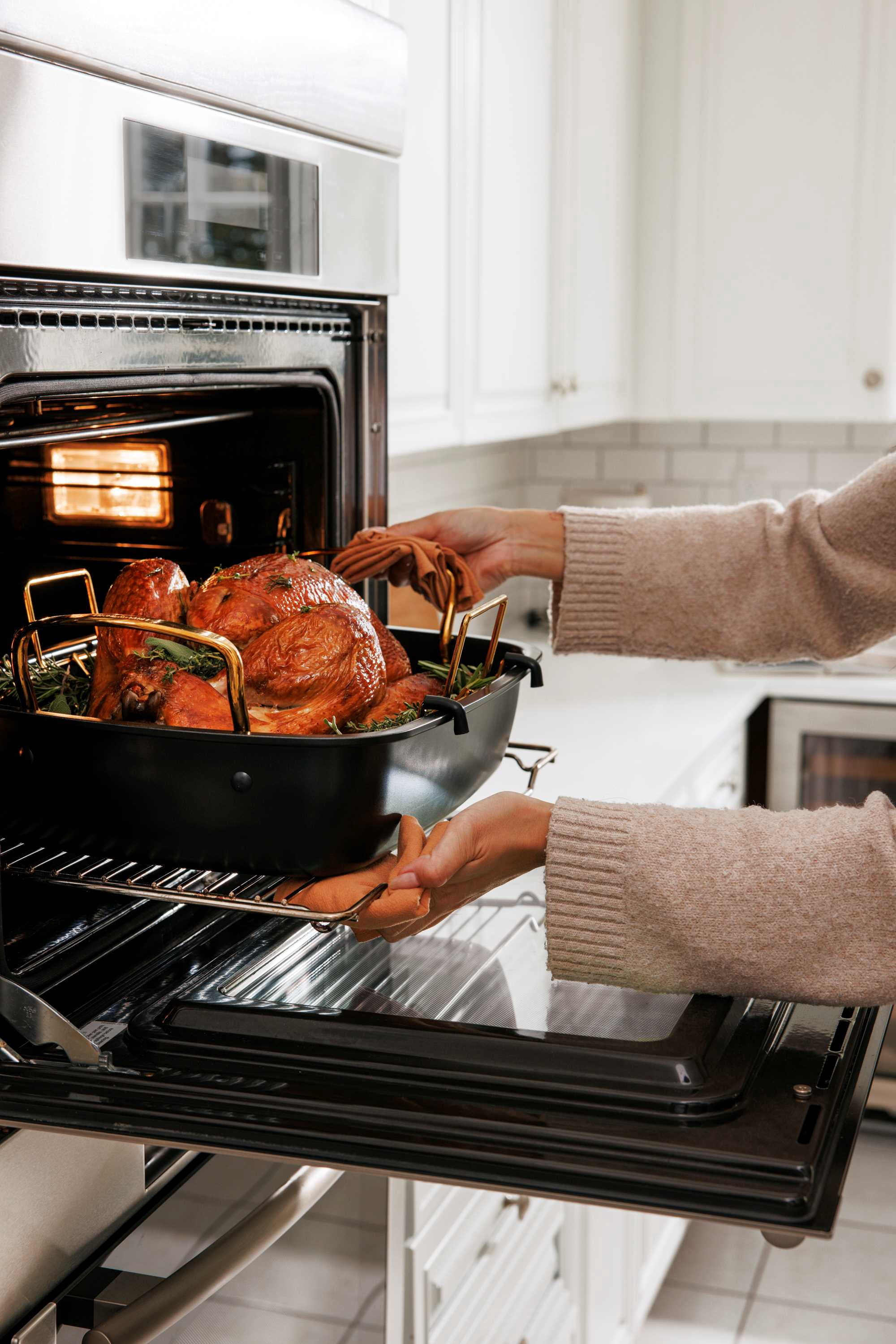 Thyme & Table 2-Piece Roaster with Rack, Black