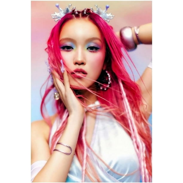 Concepto fotográfico de XG Chisa IYKYK, póster de música K-pop, estética neofuturista Y2K, decoración del hogar, ídolo cibernético femenino, impresión de moda, arte de pared de grupo de chicas Kpop