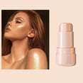 thumbnail image 4 of Iluminador de bolsillo para iluminar el tono de la piel y realzar un maquillaje de alta gama. Barras iluminadoras., 4 of 5