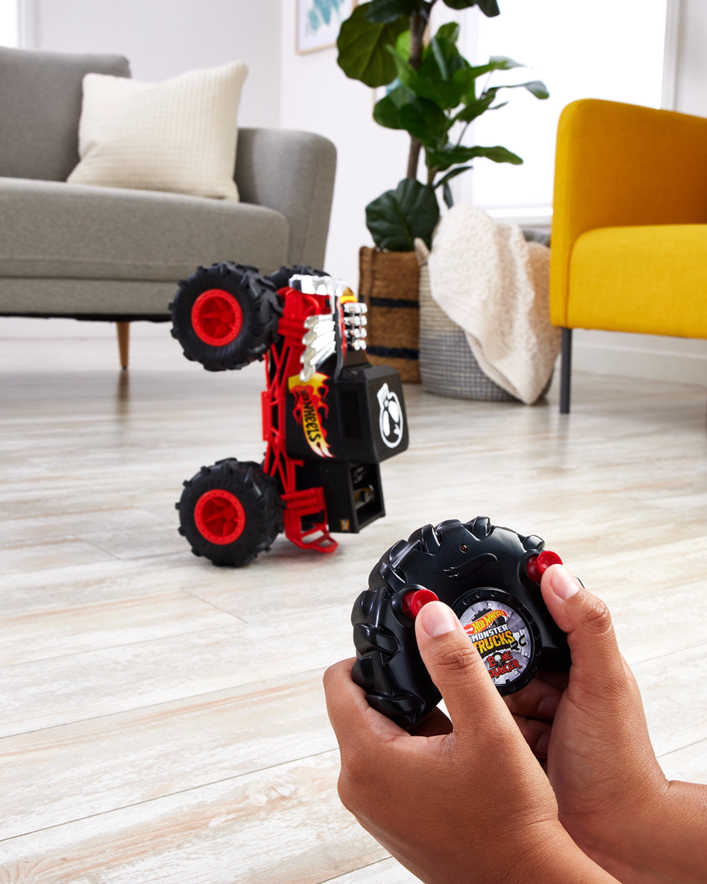 Hot Wheels Monster Trucks RC Battery-Powered Bone Shaker in 1:15 Scale