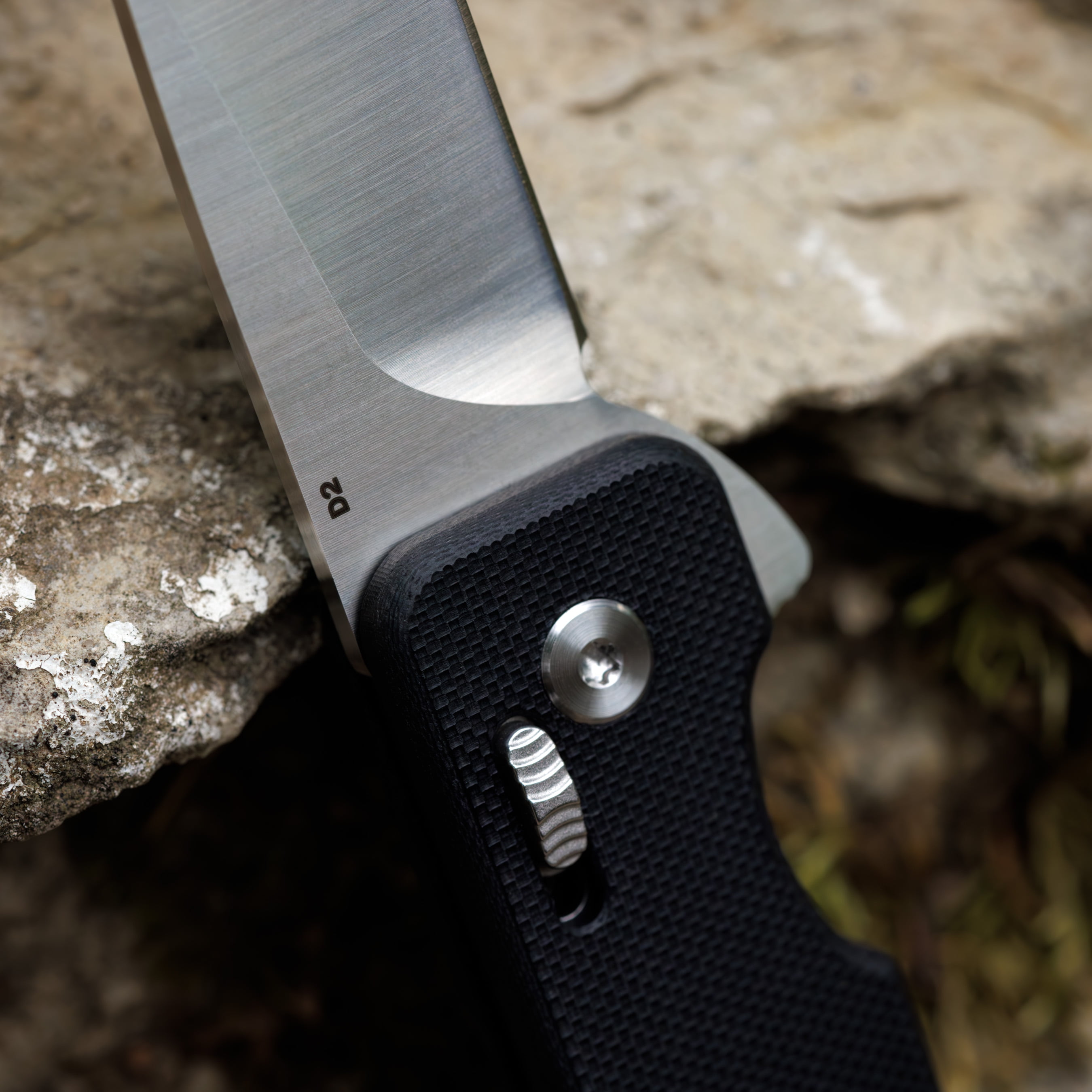 Swiss Tech Crossbar Lightweight Locking Flipper Knife, D2 Steel with a Low Profile Back Flipper, Black
