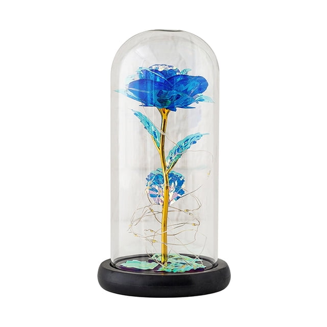 xihbxyly artículos en exceso liquidación todo rosa de cristal romántico y luz led para decoración de bodas, regalo de san valentín — Flor de cristal azul dentro de cúpula de vidrio con tallo dorado y base negra; vista frontal centrada, flor grande superior, botón floral y hojas en el tallo, hilo de luces LED enrollado alrededor del tallo; figura decorativa para mesa o regalo romántico.