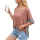 thumbnail image 4 of Camiseta de mujer con estampado de manga corta, cuello en V, camiseta suelta torcida de verano, marrón, XL Vogacara AP001233-16, 4 of 7