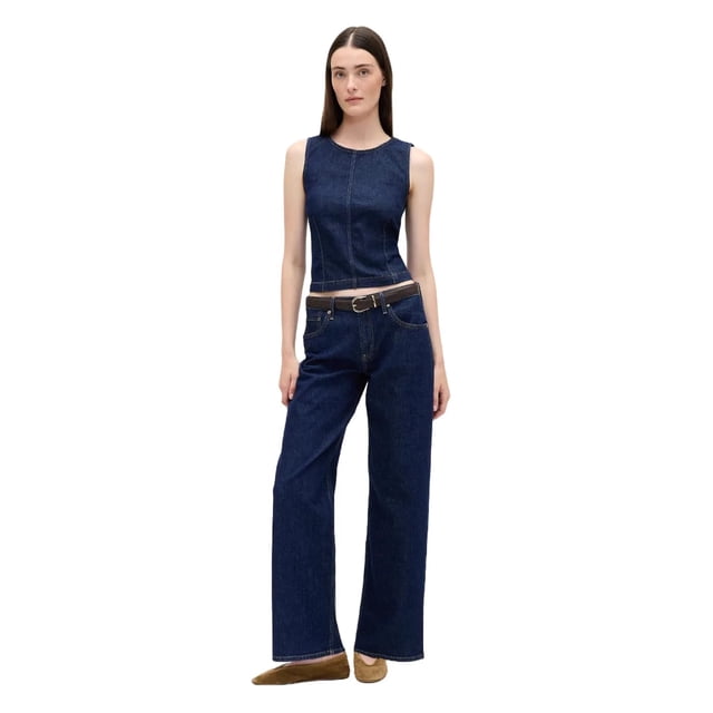 pantalones gap mujer jeans holgados de cintura baja 90's indigo oscuro talle 35 modelo de cuerpo entero en vista frontal, corte ancho de pierna y cintura baja con trabillas y cinturón marrón, costuras visibles en hilo claro y acabado índigo oscuro sobre fondo blanco; adecuados para looks casuales o formales según combinación.