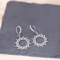 thumbnail image 3 of Pendientes de aro de acero inoxidable hechos a mano con símbolo del sol para mujer, pendientes de talismán de joyería, regalo ---- 1179 - Código de producto 76696 1179, 3 of 5