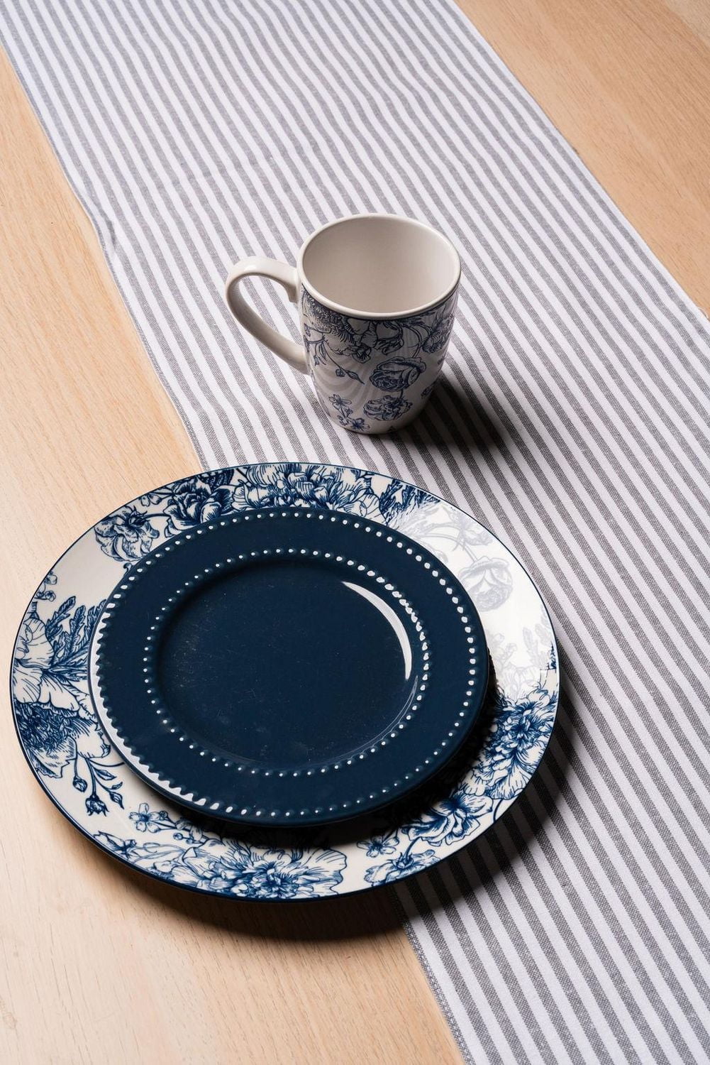 Améliorez votre expérience culinaire avec le tapis de couloir à rayures Bistro de Fabstyles.