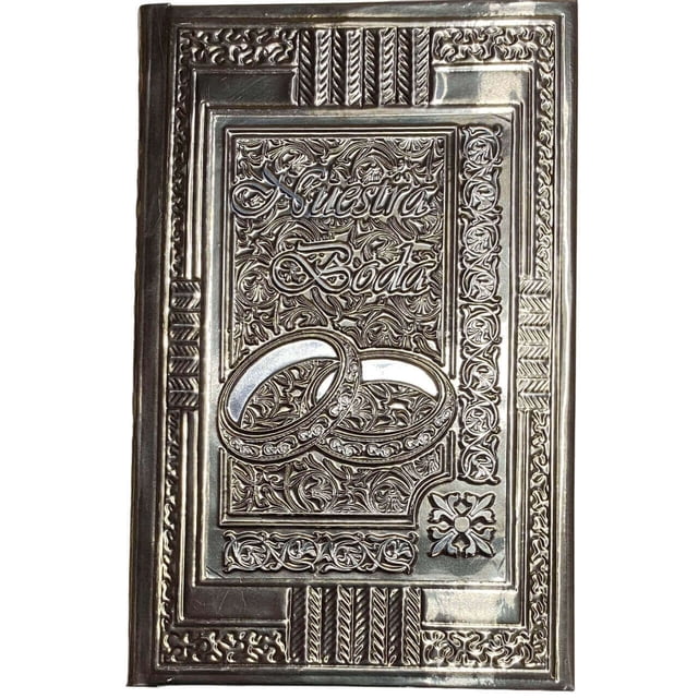 biblia católica boda anillos repujado Oro mediana tapa dura forrada en aluminio repujado, vista frontal centrada con relieve ornamental y dos anillos en el centro; empacada en caja de plástico rígido transparente. Tamaño 21 × 13.5 × 4.5 cm. Esta Biblia es la requerida por el sacerdote para la celebración de la boda.