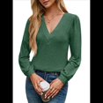 thumbnail image 1 of Camiseta Informal de Larga con Cuello en V y para Mujer, Color Liso Verde S, 1 of 9