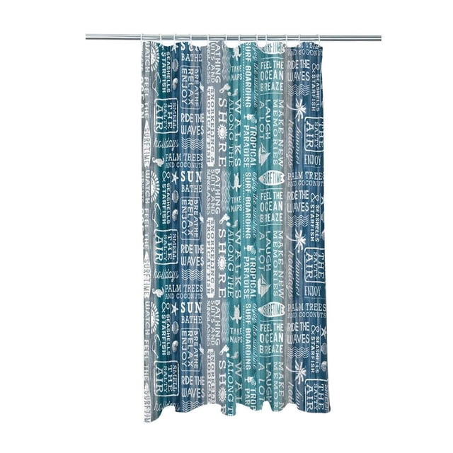 cortina para baño bath styles 180 x 180 cm peva azul. Vista frontal centrada de cortina PEVA azul con estampado tipográfico y motivos marinos en blanco; ojales superiores y ganchos de plástico visibles. Material opaco y repelente al agua que aporta privacidad; a menudo usada para separar el área de ducha.