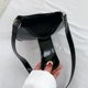 thumbnail image 2 of Bolso bandolera de moda para mujer Bolso de media luna simple para regalo de cumpleaños (negro) Sywqhk Para Estrenar, 2 of 8