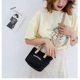 thumbnail image 4 of Los bolsos para mujer están hechos de lona encriptada de alta calidad. Es cómodo llevarlo en la mano o sobre el hombro debido al tamaño perfecto., 4 of 5