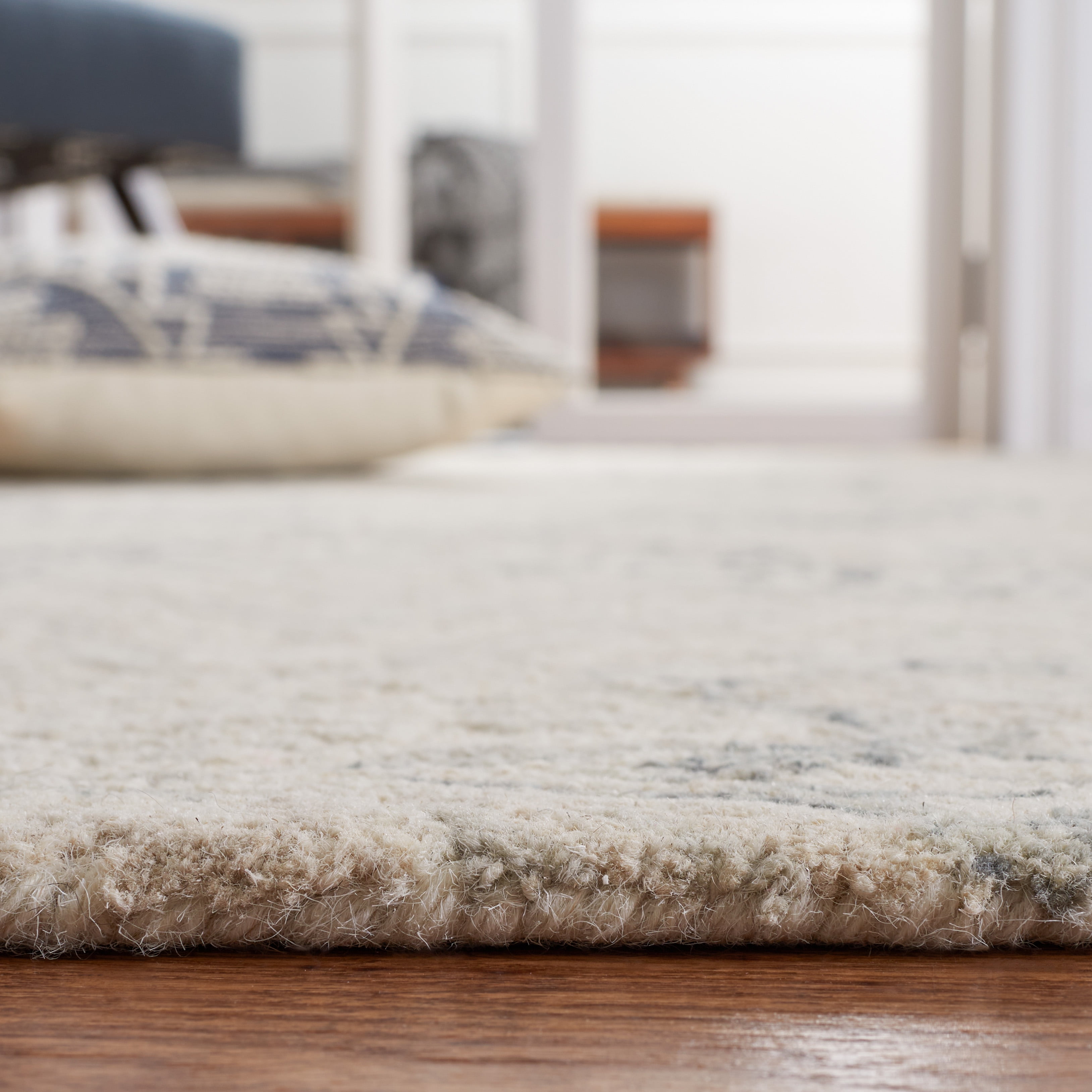 SAFAVIEH Micro-Loop Deziree Floral Runner Rug, Charcoal/Ivory, 2'3" x 13'