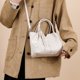 thumbnail image 4 of Bolso Transporte Elegante Cuero Vegano Mujer Hombro Vaca, 4 of 8