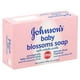 thumbnail image 2 of Jabón Johnson's Baby Blossoms paquete de 3 (3.53 oz aprox), 2 of 5