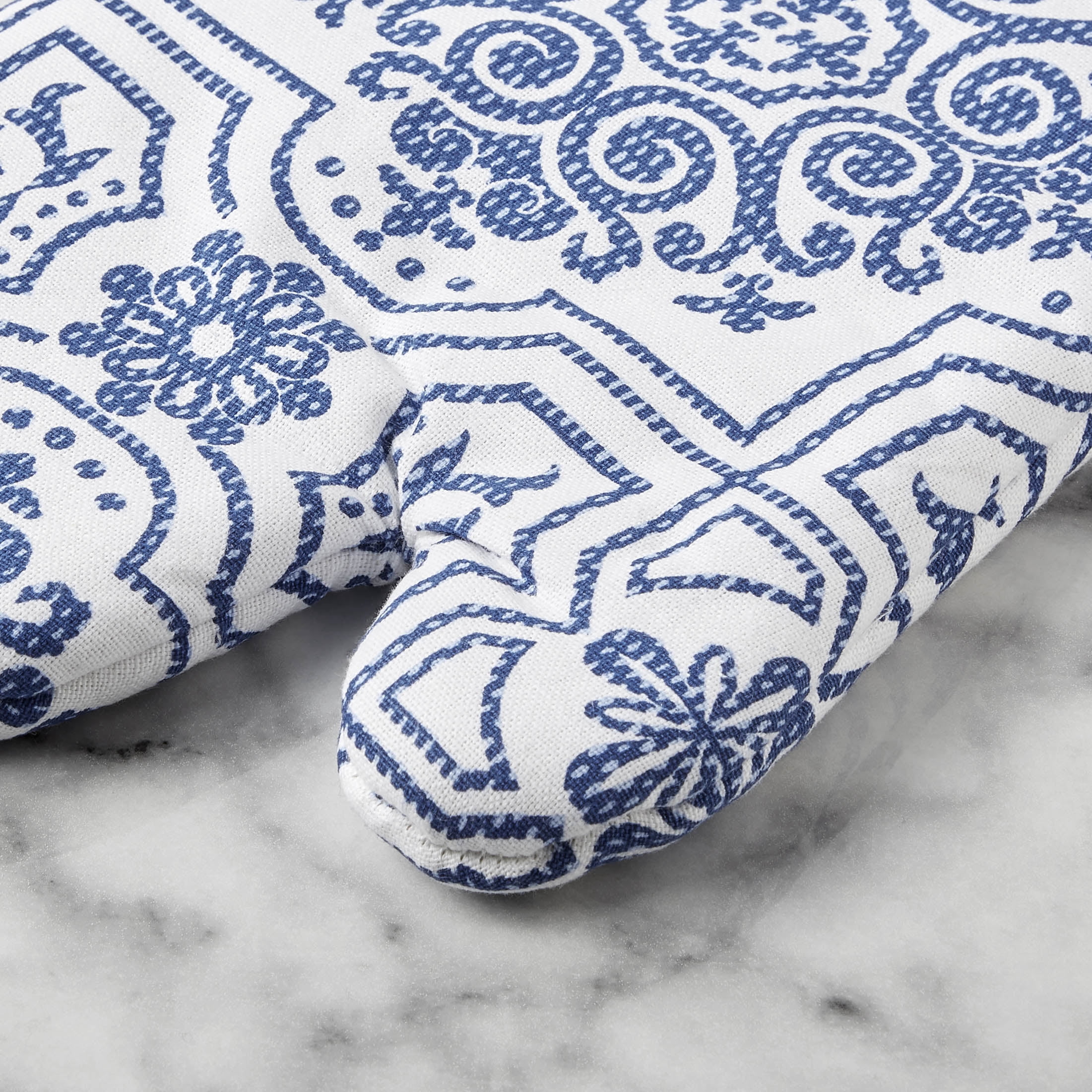 Martha Stewart Strie Medallion Oven Mitt 2-Pack Set, Navy Blue, 7"x13"