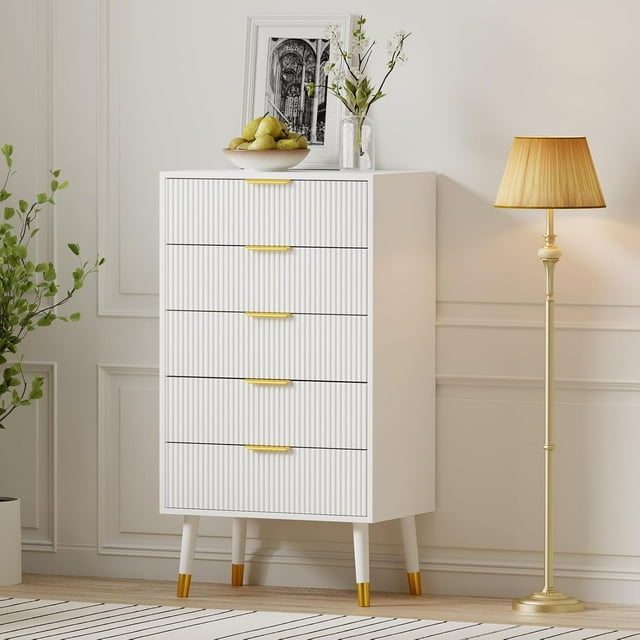 Commode Cannelée à 5 Tiroirs, Commodes Hautes avec Poignées en Métal Doré, Petite Commode, Coffre de Rangement, Armoire, Organisateur, Commode en Bois pour Chambre, Salon, Couloir, Entrée - Blanc