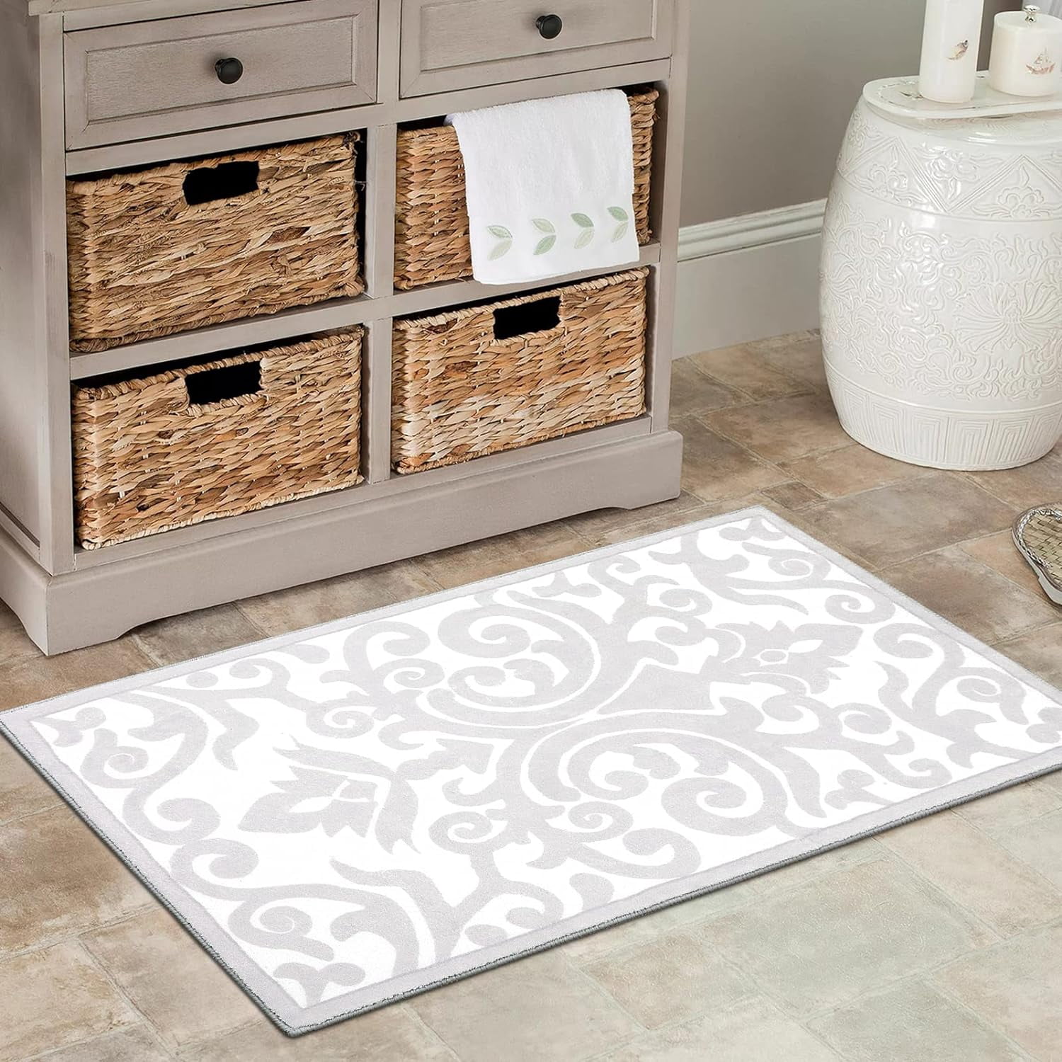 Bathroom Rugs Light Gray Vintage Floral Bath Rugs Non Slip Machine Washable Soft Velvet Bath Mat Luxury Paisley Boho Floor Mats for Bathtub Sink Shower, 20x31 inch