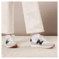 thumbnail image 2 of Zapatillas New Balance 237 V1 para mujer, color negro plateado, sal marina, 2 of 6