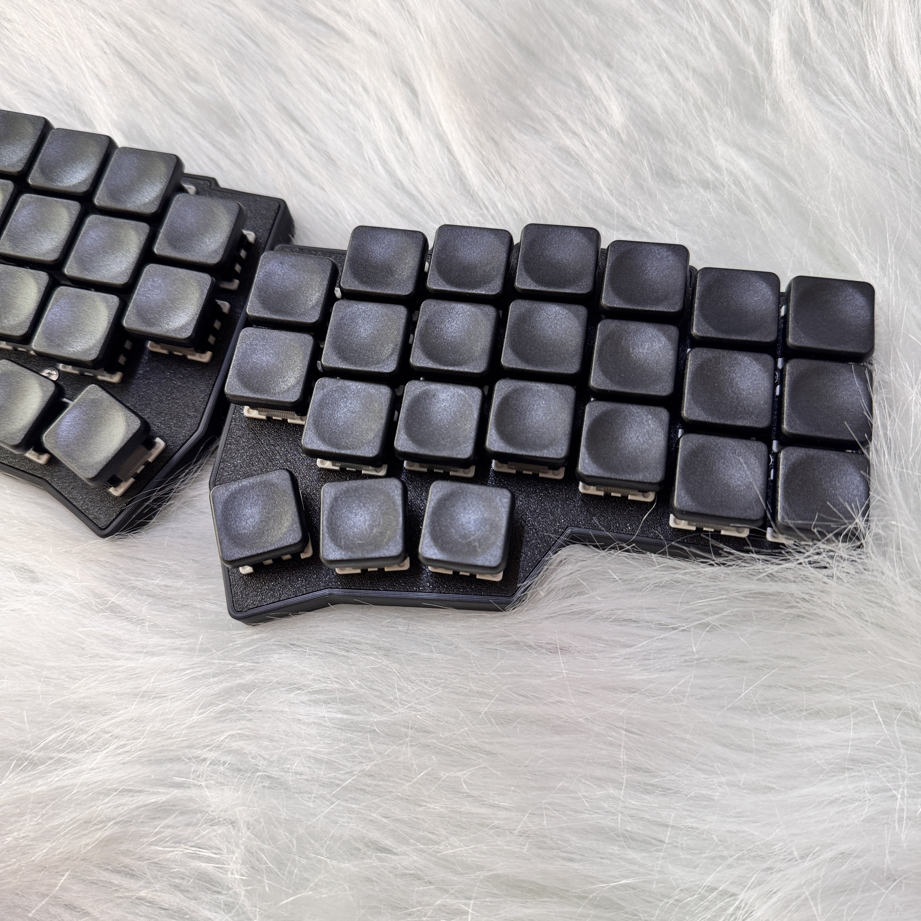 Corne V4 Split Ergonomic Mechanical Keyboard with Low-Profile Keycaps, Hot-Swappable PCB and QMK/VIA Programmable RGB