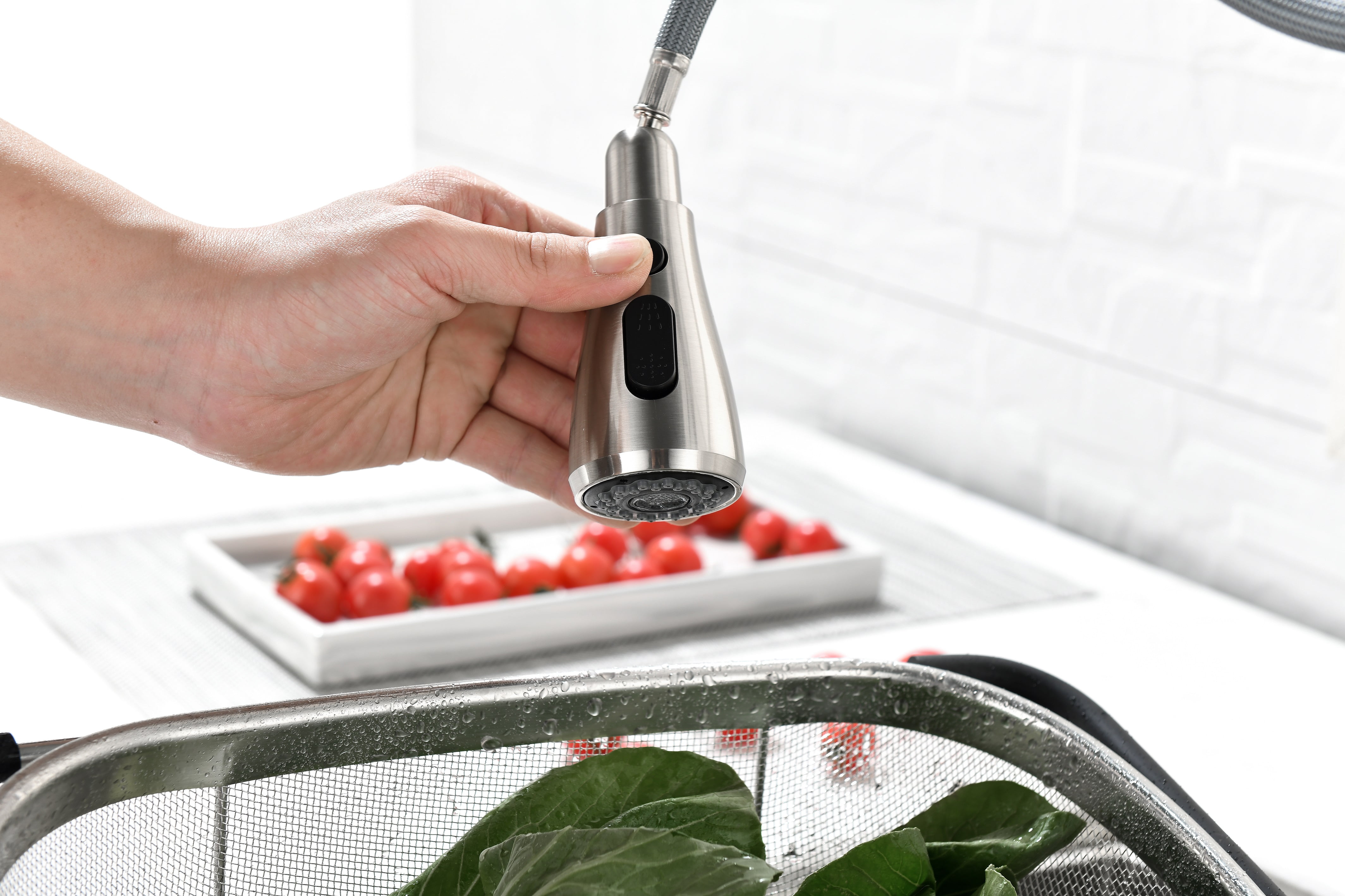 Izzovium Single Handle High Arc Brushed Nickel Kitchen Faucet with Pull Out Sprayer, 360° Swivel Stainless Steel Sink Faucet, Easy Temperature Control