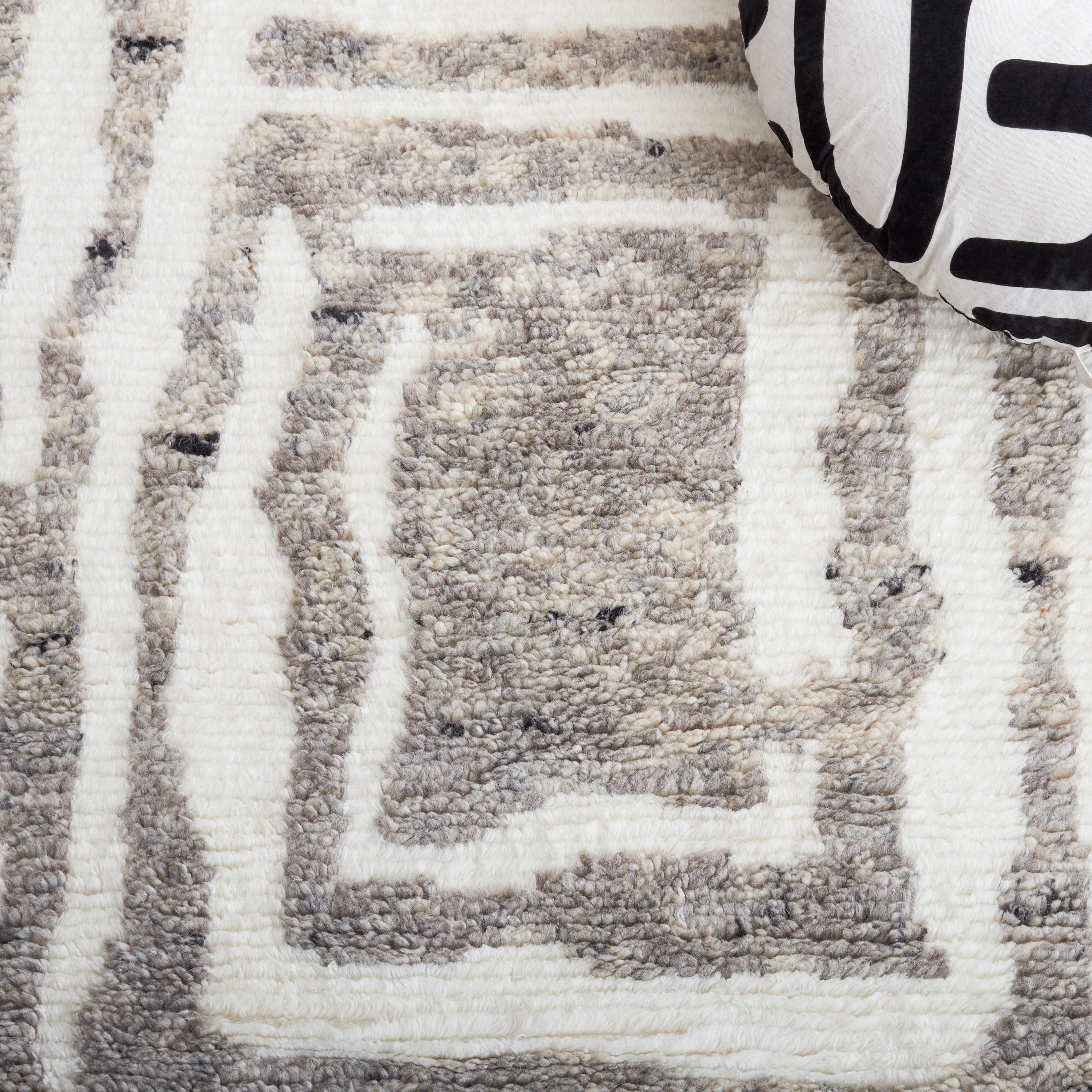 SAFAVIEH Casablanca Isaiah Geometric Area Rug, Ivory/Grey, 4' x 6'