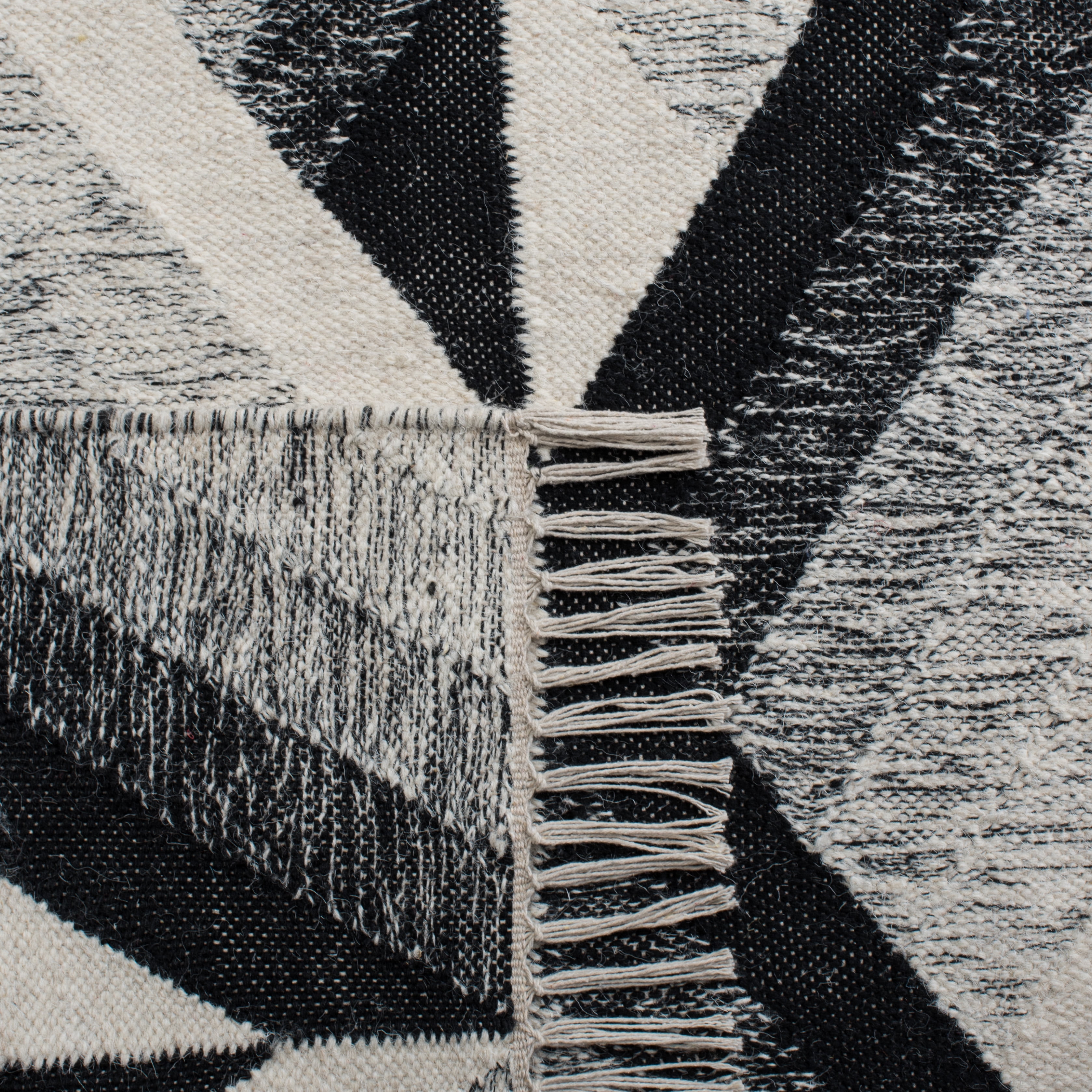 SAFAVIEH Kilim Stephanie Geometric Area Rug, Ivory/Black, 4' x 6'
