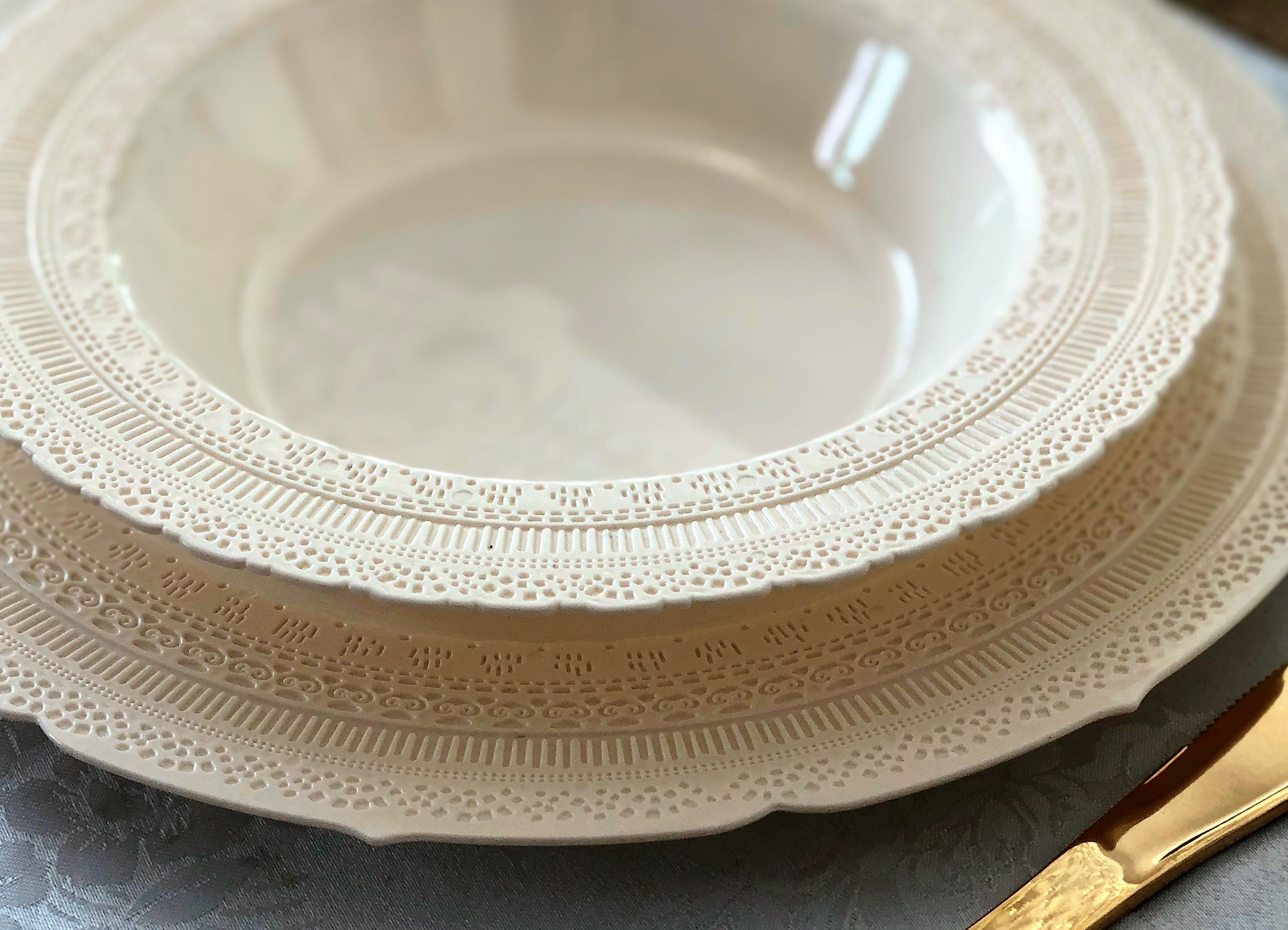 " OCCASIONS " 120 Plates Pack,(60 Guests) Extra Heavyweight Vintage Wedding Disposable / Reusable Plastic Plates 60 x 11'' Dinner + 60 x 8.25'' Salad / Dessert Plate (Chateau Ivory)