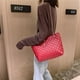 thumbnail image 4 of Bolso de mano de piel sintética a la moda para mujer, bolso grande con asa superior, bolso de hombro (rojo) Tmvgtek Oficina Multiescena Multifunción, 4 of 7