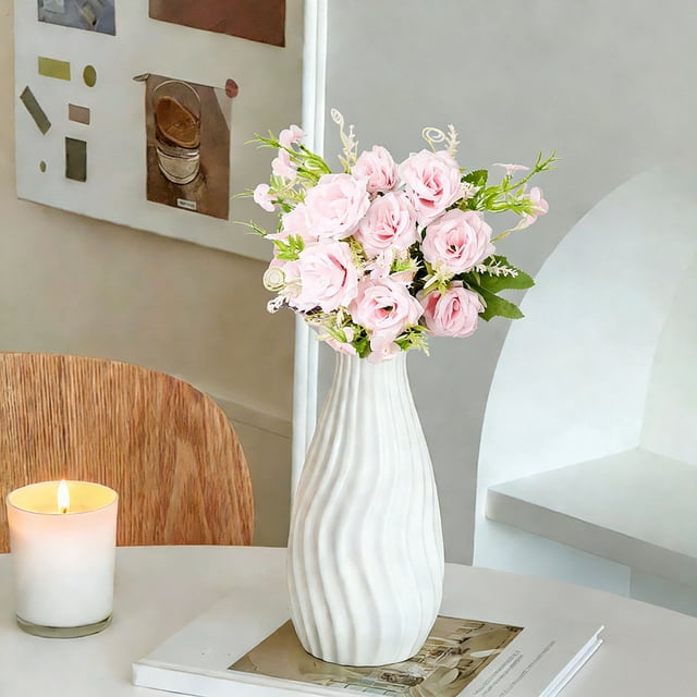 La Sala de Estar Está Decorada con Flores de Plástico, Flores de Seda, Flores de Mesa, Flores Decorativas, Ramos de Flores y Rosas Artificiales.