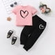 thumbnail image 1 of Conjuntos de blusa y camisa de cuello redondo y manga corta para niños. Conjunto deportivo informal de dos piezas con estampado de corazón pequeño y pantalón deportivo con cordón. Poliéster para niños, 1 of 7