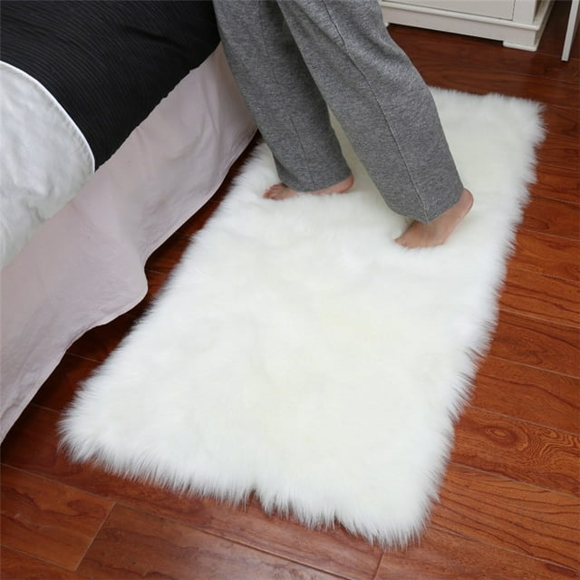 Chainplus Super Soft White Fluffy Rug Faux Fur Area Rug, Fur Rugs for Bedroom, Fuzzy Carpet for Living Room, 40*40cm
