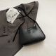 thumbnail image 5 of Bolso Mensajero Manguito Manzana Gamuza, 5 of 9