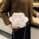 thumbnail image 4 of Bolso pequeño redondo con diseño de pata de oso peluda en estilo otoñal e invernal, con contraste de color, sencillo, mini bolso bandolera con cadena para niña, 4 of 6