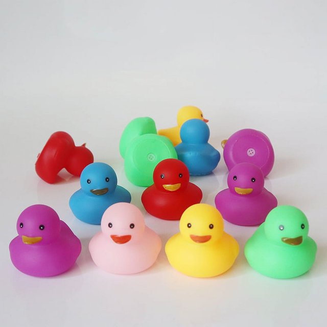 Mini juguetes de baño de patito que juega con agua, patito de vinilo para bebé, juguetes educativos para niños