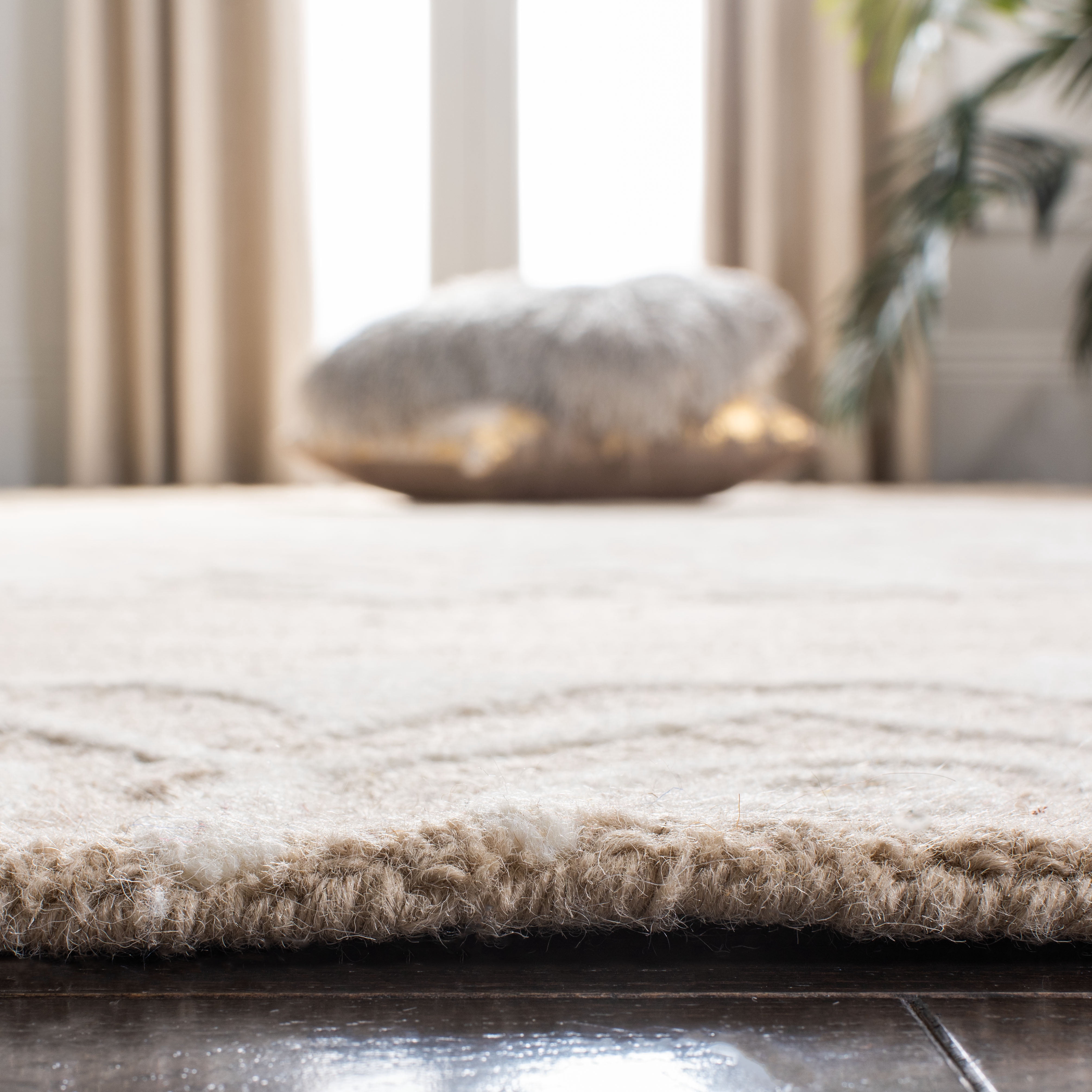SAFAVIEH Bella Cecilia Medallion Wool Area Rug, Beige/Ivory, 2'6" x 4'