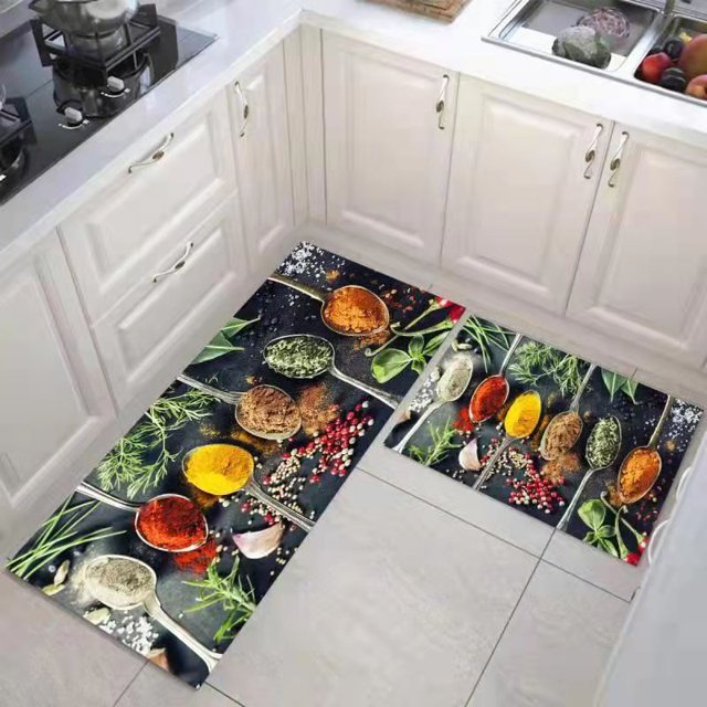 tapete antideslizante tunc cocina y especias 40x60+40x120cm sencillez juego de dos tapetes antifatiga con estampado de cucharas y especias sobre fondo oscuro, vista cenital frontal mostrando dos rectángulos colocados en L junto a gabinetes blancos; superficie fácil de limpiar según especificaciones y respaldo de látex antideslizante indicado, adecuado para cocina, lavandería o escritorio de pie.